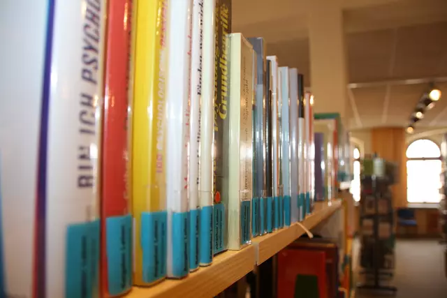 Fast 55.800 Bücher gingen 2024 in der Stadtbücherei über die Theke. 