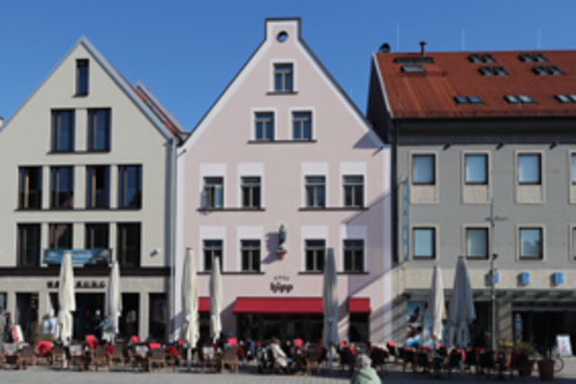 Im Café Hipp werden nach alter Tradition Kerzen gezogen und Lebzelten hergestellt.  | Foto: Stadtverwaltung Pfaffenhofen