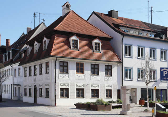Das 1788 umgestaltete Mesnerhaus diente seit 1834 als Wohnhaus der Pfarrmesner.  | Foto: Stadtverwaltung Pfaffenhofen