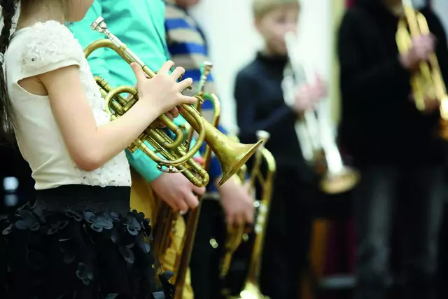 Kinder können am Tag der offenen Tür Instrumente ausprobieren.
 | Foto: Nina@stock.adobe.com