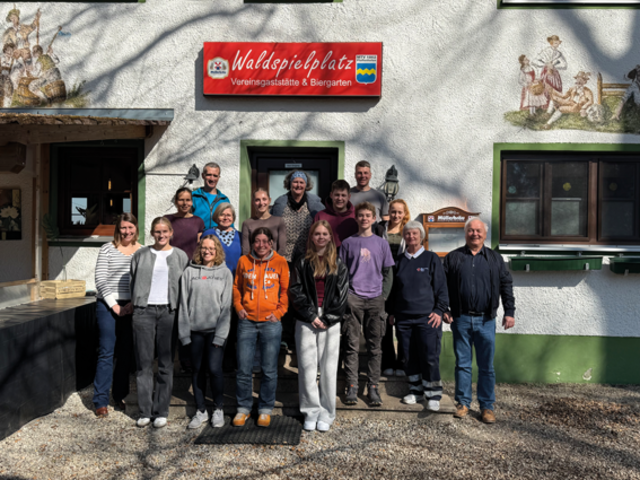 Einige der MTV-Trainer und Übungsleiter, zusammen mit dem Ersten MTV-Vorsitzenden Helmut Reiter (rechts) und BRK-Ausbilderin Ingrid Schlaf (zweite von rechts). | Foto: MTV 1862