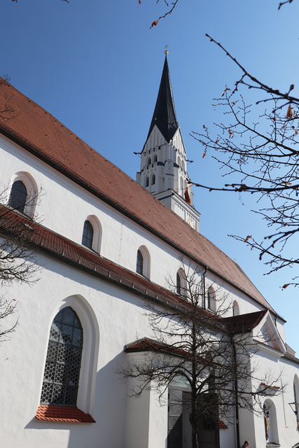 Die Stadtpfarrkirche St. Johann Baptist wurde nach 1388 auf verbliebenen Mauerresten errichtet.  | Foto: Stadtverwaltung Pfaffenhofen