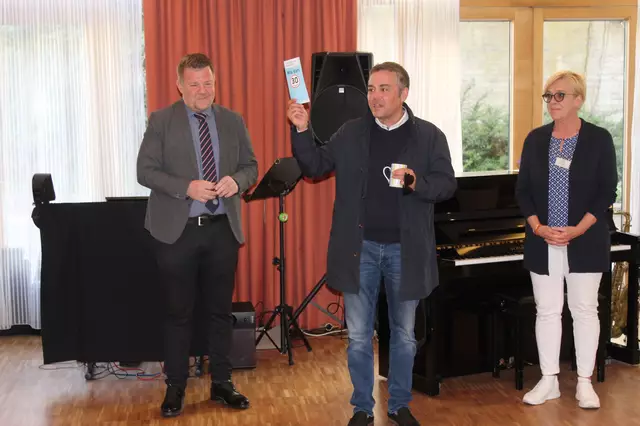Bürgermeister Thomas Herker mit Heidi Andre (Leiterin des Seniorenbüros) und Andreas Aichele (Vorstandsmitglied der Kreisverkehrswacht) bei der Eröffnung des Aktionstages. | Foto:  © Seniorenbüro