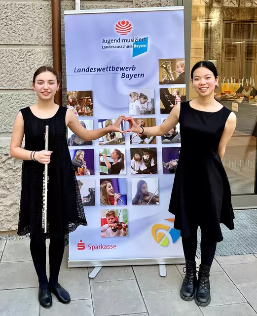 Anastasiia Lytvyn und Lina Chen beim Landeswettbewerb in Augsburg (v.l.: Anastasiia Lytvyn, Lina Chen)
 | Foto: © Städtische Musikschule