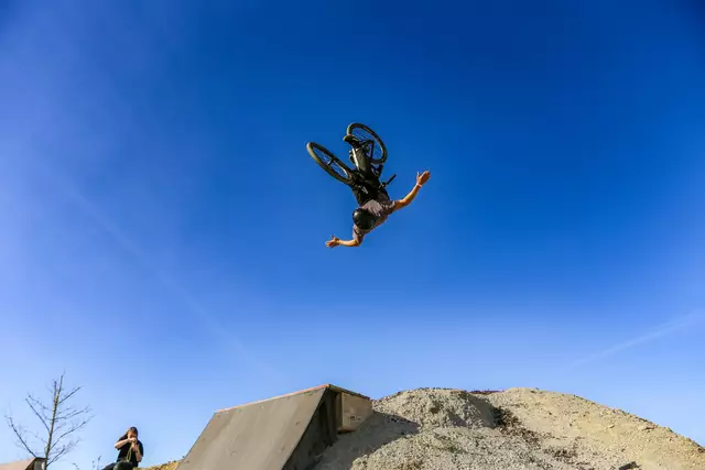 Der IlmJam fand am 12. April am Dirtpark in Pfaffenhofen mit etwa 50 Fahrenden und 200 Besuchern bei bestem Wetter statt.  | Foto: © Emil Kirschner