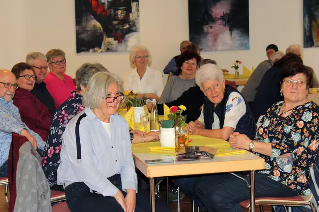 Zu einem musikalischen Weißwurstfrühstück lädt das Seniorenbüro nach Ostern ein.  | Foto: © Seniorenbüro