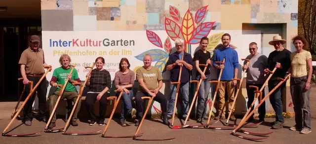 Gruppenbild mit Sensenfrauen und -männern und links Kursleiter Max Greißl