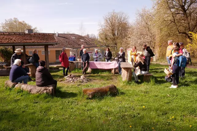 Kräuterpädagogin Waltraud Schriever-Schubring führt in die Heilpflanzenexkursion ein.
