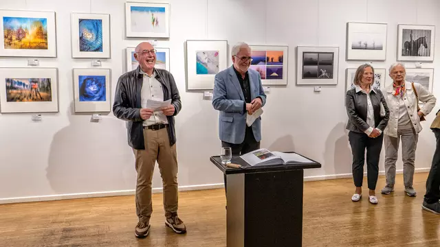 Kulturreferent Reinhard Haiplik und Vorstand der Fotofreunde vhs, Ernst Hillisch, bei der Vernissage.  | Foto: © Anton Ritzer