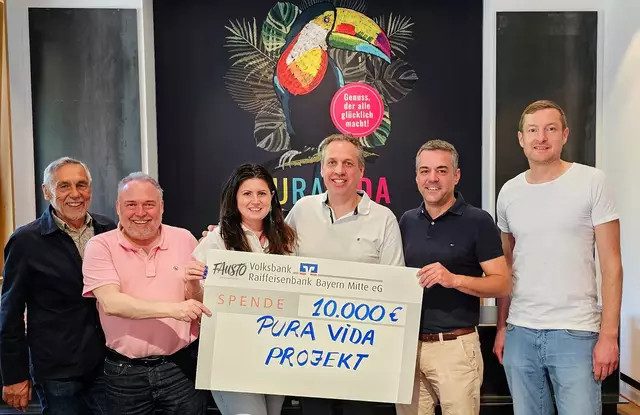 (v.l.n.r.) Sepp Amberger, Projektleiter Bodenallianz, Markus Käser, Co-Vorsitzender Pfaffenhofener Land, Kinga und Klaus Wildmoser, Inhaberfamilie Rösterei Fausto, Thomas Herker, Erster Bürgermeister der Stadt Pfaffenhofen und Dr. Peter Stapel, Sachgebietsleiter für Klimaschutz und Nachhaltigkeit der Stadt Pfaffenhofen, bei der Spendenübergabe am 29. April in München | Foto: Pfaffenhofener Land e.V.