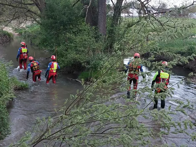 Wasserretter bei der Suche im Gerolsbach | Foto: Wasserwacht Pfaffenhofen