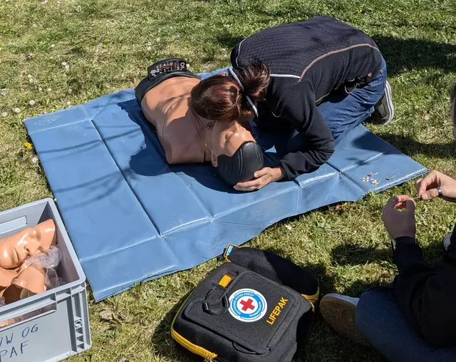 Üben der Herz-Lungen-Wiederbelebung | Foto: Wasserwacht Pfaffenhofen