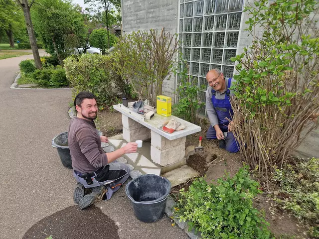 Eine Sitzbank wird hergerichtet | Foto: Wasserwacht Pfaffenhofen