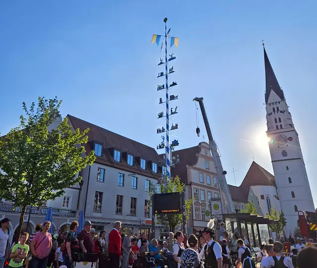 Der Maibaum steht.
