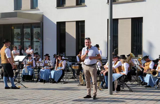 Bürgermeister Thomas Herker eröffnet das Maibaumfest.