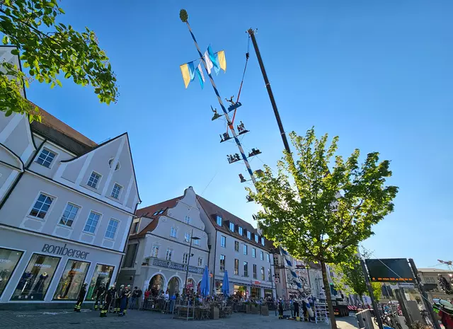 Der Maibaum wird von der Freiwilligen Feuerwehr Pfaffenhofen aufgerichtet.