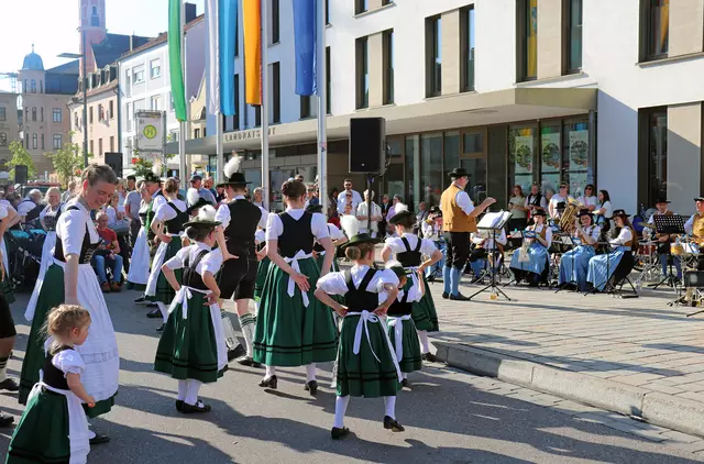 Der Trachtenverein Ilmtaler Pfaffenhofen führt Tänze auf und die Stadtkapelle begleitet sie musikalisch.