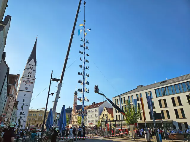 Der Maibaum steht.