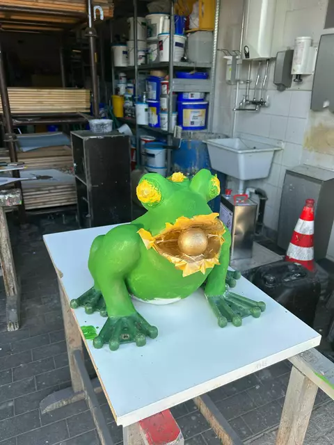 War nur kurz auf Wellness: Die Froschkönig-Figur aus dem Bürgerpark.  | Foto: Stadtwerke Pfaffenhofen
