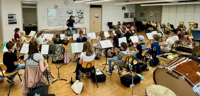 Volle Konzentration bei der Probe: Rund 30 junge Musikerinnen und Musiker bereiten sich gemeinsam auf den Auftritt beim Neubürgerfest vor.  | Foto: Städtische Musikschule