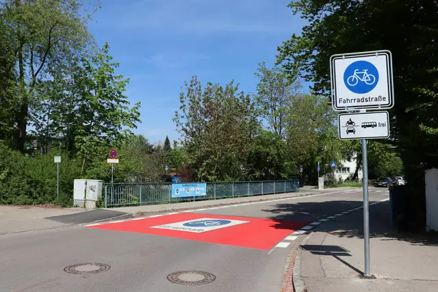 Die neuen Fahrradstraßen Münchener Vormarkt, Draht und Kapellenweg sind nun als solche gekennzeichnet.  | Foto: Stadtverwaltung