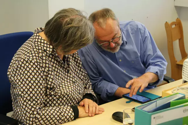Die Angebote der Unterstützung im Bereich Digitale Medien werden vom Seniorenbüro am Wochenmarkt präsentiert.  | Foto: Seniorenbüro
