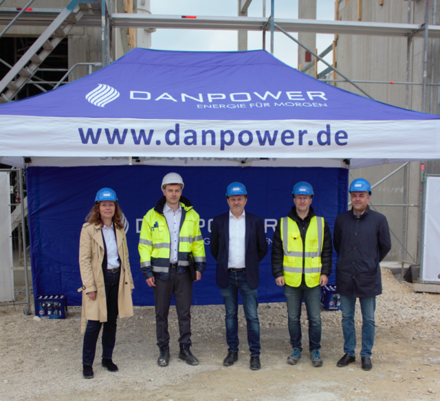 Im zweiten Halbjahr 2026 soll es in Betrieb gehen: Das neue Kraftwerk von Danpower an der Kläranlage Pfaffenhofen. Claudia Jonas (Kämmerin Stadt Pfaffenhofen, Felix Reichenbach (Geschäftsführung Danpower Biomasse), Thomas Wiringer (Vorstand Stadtwerke Pfaffenhofen), Dr. Michael Jakuttis (Geschäftsführung Danpower Biomasse), Thomas 
Herker (Erster Bürgermeister Pfaffenhofeon) v.l.n.r. | Foto: Stadtwerke Pfaffenhofen