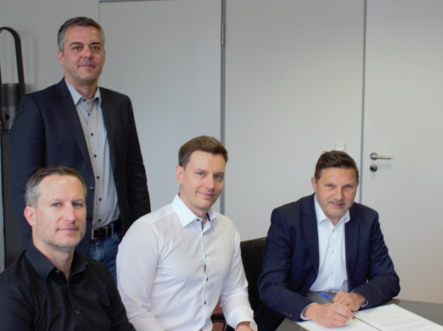 Die Verträge sind unterzeichnet. 
Dr. Michael Jakuttis (Danpower), Thomas Herker( Stadt 
Pfaffenhofen), Felix Reichenbach ( Danpower), Thomas Wiringer (Stadtwerke Pfaffenhofen) | Foto: Stadtwerke Pfaffenhofen