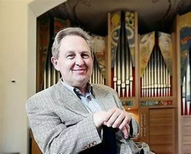Der in ganz Europa konzertierende Professor Norbert Düchtel 
spielt die Kubak-Orgel in der Spitalkirche.