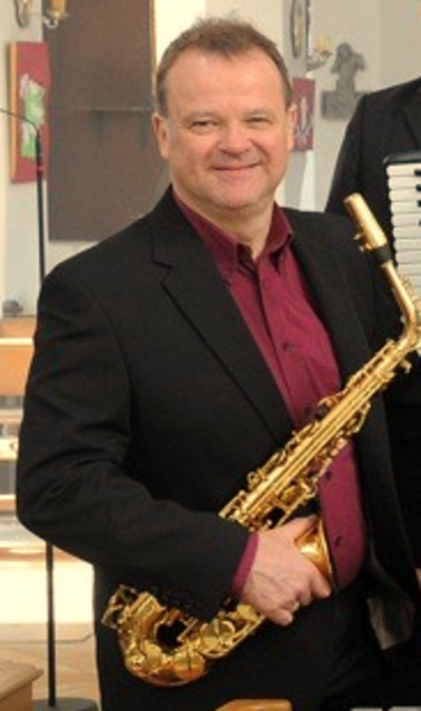 Max Penger, der langjährige Kirchenmusiker in Pfaffenhofen, musiziert mit seinen Instrumenten Saxophon und Klarinette am 10. August 2025 in der Spitalkirche.