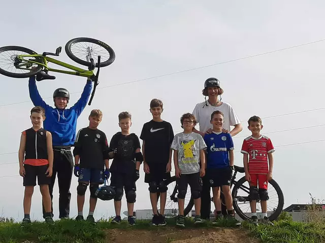 In kleinen Gruppen können Dirtbike-Fans in den Sport hineinschnuppern und ihre Fähigkeiten verbessern.  | Foto: © Stadtjugendpflege