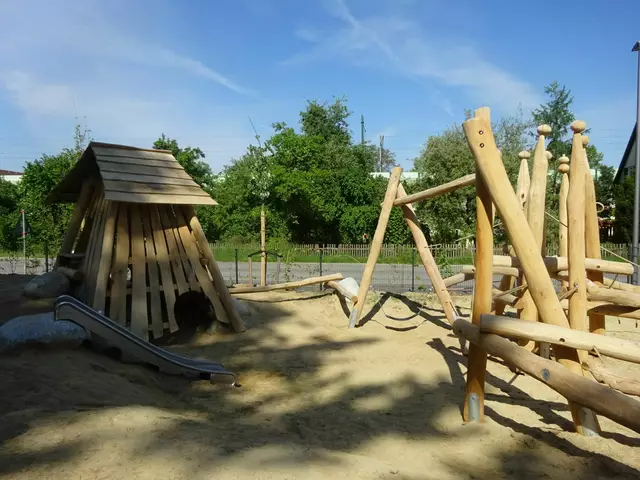 Neben einem Spielhäuschen und einer Rutsche gibt es auch ein Klettermikado mit Mattenschaukeln auf dem neuen Spielplatz in Förnbach.  | Foto: © Stadtverwaltung