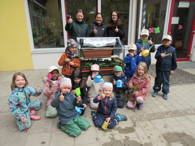 Erwachsene auf dem Bild: Elternbeirats-Vorsitzende Christine Dominicus (von links), Asiya Fischer und Sandra Banck.