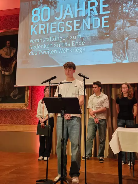 Schülerinnen und Schüler des P-Seminars am Schyren-Gymnasium trugen Abschnitte aus Tagebüchern und Gedichten vor. | Foto: © Stadtverwaltung Pfaffenhofen a. d. Ilm