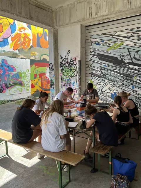 Die Teilnehmer und Teilnehmerinnen lernen ein eigenes Graffiti zu erstellen. | Foto: Stadtverwaltung