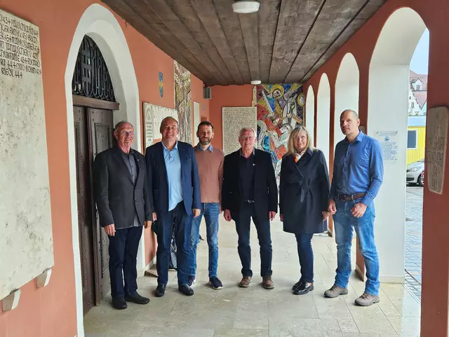 Der Stiftungsbeirat vor der Spitalkirche. (v. l.: Max Hechinger, Thomas Röder, Florian Brunthaler, Willi Käser, Emilie Bergmeister und Quirin Schratt) | Foto: © Stadtverwaltung Pfaffenhofen a. d. Ilm