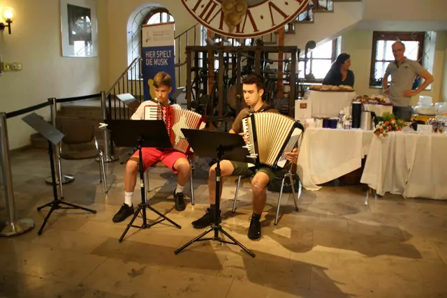 Im Foyer gibt es während des Tages der offenen Tür musikalische Beiträge.  | Foto: Städtische Musikschule