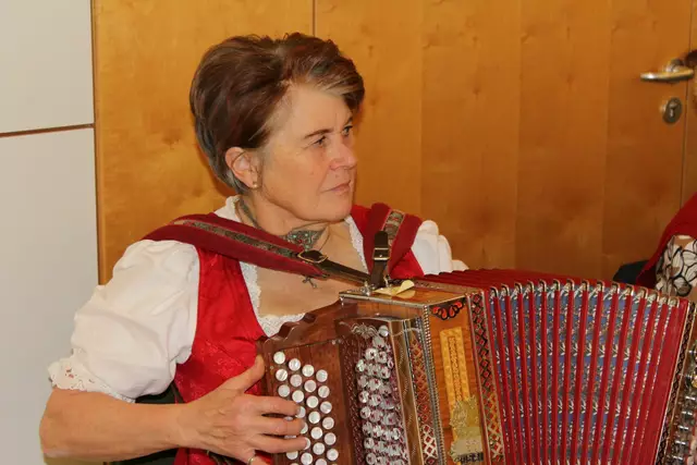 Uschi Kufer präsentiert bayrische Volksmusik, Gsang und Gschichtn. | Foto: Seniorenbüro