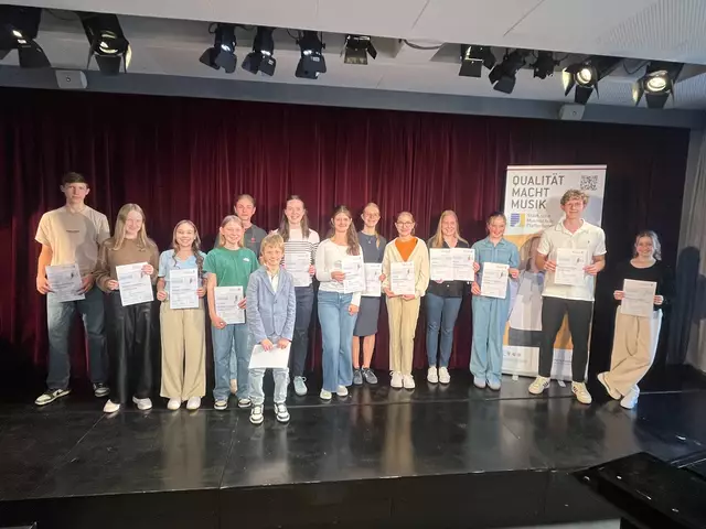 Strahlende Preisträgerinnen und Preisträger mit ihren Urkunden