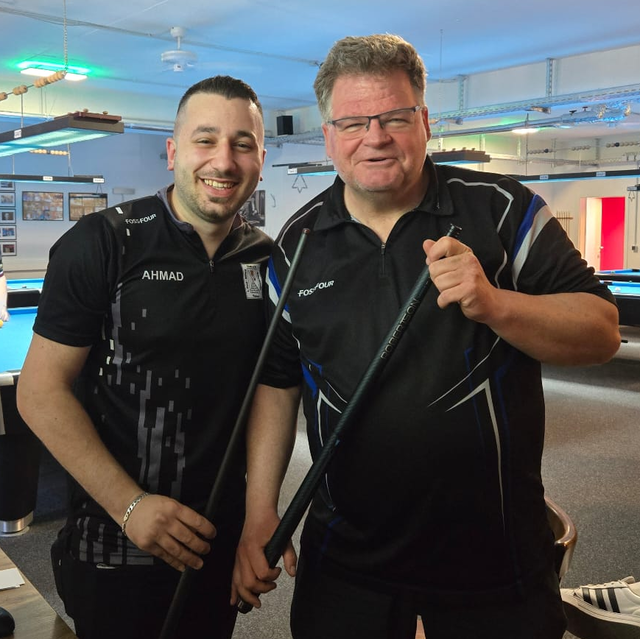 Ahmad Trablssi freut sich über den Gewinn des verlosten Queues aus den Händen von Jochen Maurer (atom-billard.de)