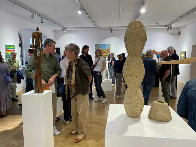 Zahlreiche Besucherinnen und Besucher waren bei der Vernissage anwesend.  | Foto: © Stadtverwaltung