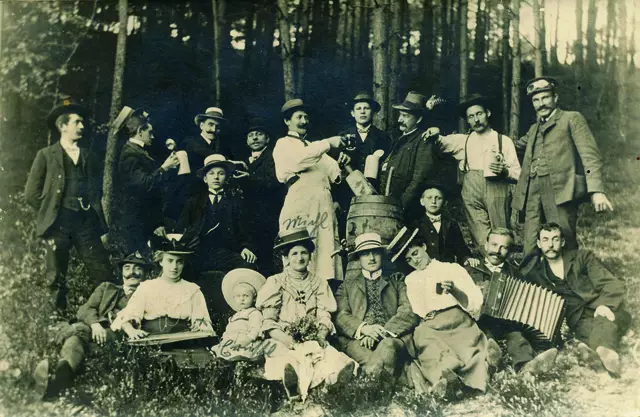 Gesellige Ausflüge in die nahen Wälder waren einst äußerst beliebt (ca. 1910). | Foto: Stadtarchiv Pfaffenhofen