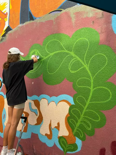 Am zweiten Tag können die Teilnehmenden ihre zuvor skizzierten Entwürfe umsetzen. | Foto: © Stadtjugendpflege