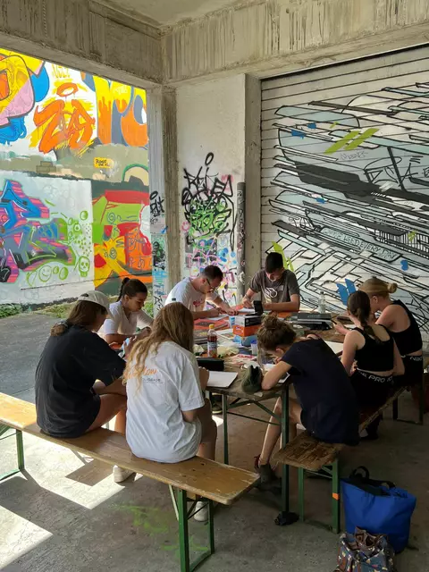 Die Teilnehmenden lernen alles was sie für die Umsetzung eines großformatigen Graffitis benötigen. | Foto: © Stadtjugendpflege