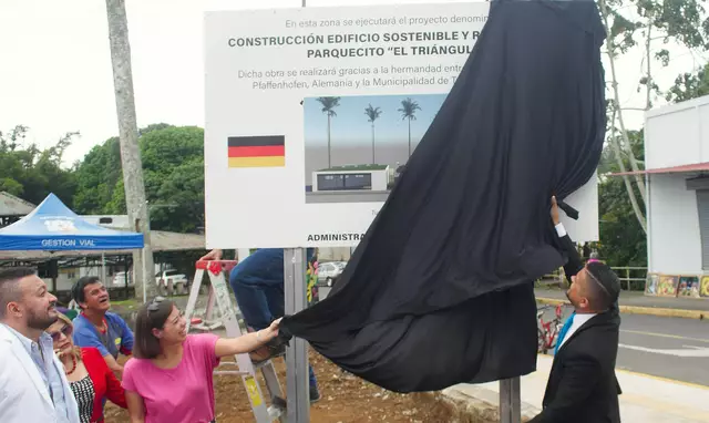 Carlos Hidalgo, Erster Bürgermeister Turrialbas, (rechts) enthüllt die Bautafel.
 | Foto: © Stadtverwaltung Pfaffenhofen a. d. Ilm