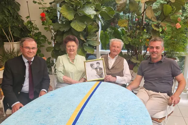 Zum 65. Hochzeitstag freute sich das Ehepaar Schurius über die Glückwünsche von Bürgermeister Thomas Herker und dem stellvertretenden Landrat Karl Huber. | Foto:  © Stadtverwaltung Pfaffenhofen a. d. Ilm