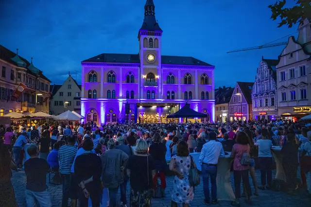 Das Klassik Open Air findet wieder vor der Kulisse des Rathauses statt.   | Foto: © Stadtverwaltung Pfaffenhofen a. d. Ilm