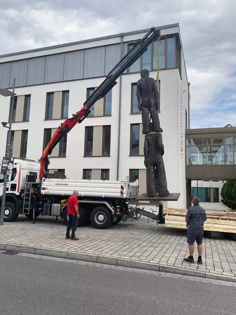 Josef Lang und Mitarbeiter des Bauhofs beim Aufstellen der Figuren. | Foto: Stadtverwaltung Pfaffenhofen a. d. Ilm