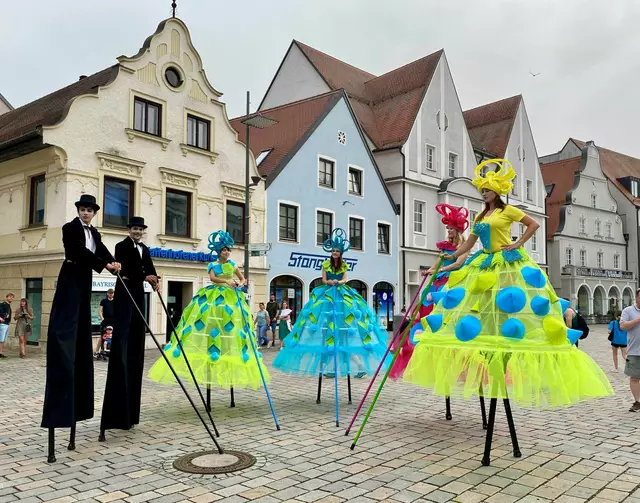Auch der Walking Act „Die Stelzer“ sind wieder in der Innenstadt unterwegs.
 | Foto: © Stadtverwaltung Pfaffenhofen a . d . Ilm