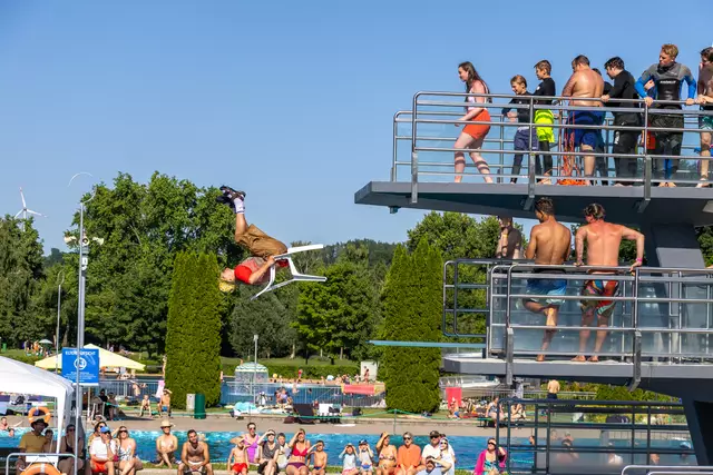 Beim Höhepunkt der Show wurde der Vereinsleiter &amp; Cheftrainer aus 5m Höhe mit einem Stuhl nach unten getreten.  | Foto: Karl J. Ebensberger 